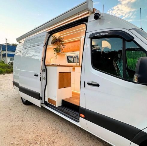 Com o sucesso na internet, eles decidiram fundar a Up! Motorhome, empresa especializada em motorhomes personalizados, com design sofisticado e alto padrão de conforto.