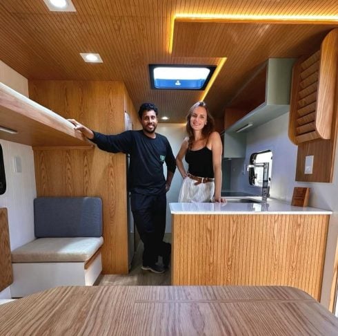 A empresa brasileira já entregou 15 veículos e planeja dobrar esse número até 2026, com meta de faturamento de R$ 5,5 milhões.