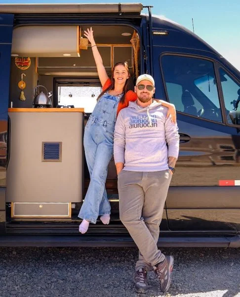 Depois de viralizarem nas redes sociais por construírem seu próprio motorhome, um casal de brasileiros fundou uma empresa especializada nesses veículos.