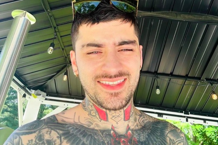 Em março de 2015, Zayn surpreendeu os fãs ao anunciar sua saída do grupo, citando o desejo de viver como um adolescente normal, longe dos holofotes.