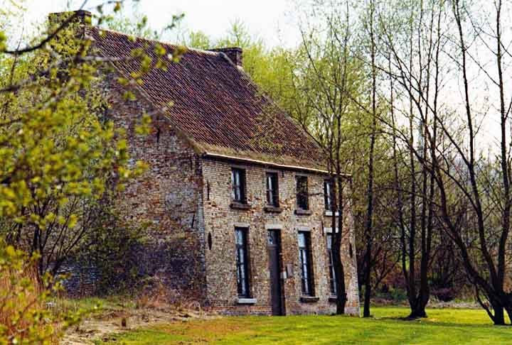 Mais famoso artista do pós-impressionismo, Van Gogh nasceu no dia 30 março de 1853 em Zundert, um vilarejo holandês próximo à fronteira com a Bélgica. 