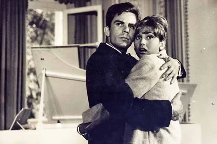 Antes disso, ele foi assistente de câmera do irmão no filme “Rico Ri à Toa”, em 1957. No segundo filme de Roberto Farias, “No Mundo da Lua” (1958), Reginaldo já participou como ator.
