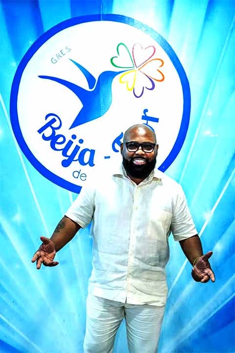 Outro na disputa foi Carlos Inho, que tem mais de 30 anos de carreira e diz ter alma nilopolitana e raízes na azul e branca. Sendo assim, ele é ex-integrante do grupo 100% e viralizou nas redes em 2024 após cantar na quadra da escola.