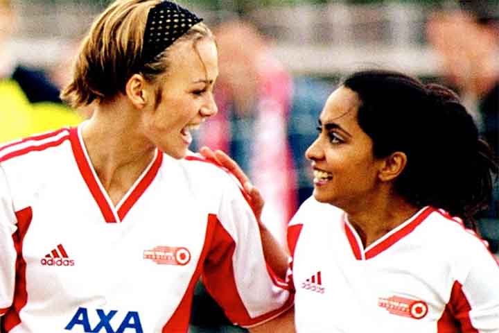 O primeiro grande papel de Keira Knightley no cinema veio em 2002, quando estrelou o filme Driblando o Destino. No longa, ela interpretou Jules, uma jovem apaixonada por futebol, que desafia as expectativas sociais e familiares para seguir seu sonho. O filme foi um sucesso inesperado, ajudando a projetar sua carreira internacionalmente.