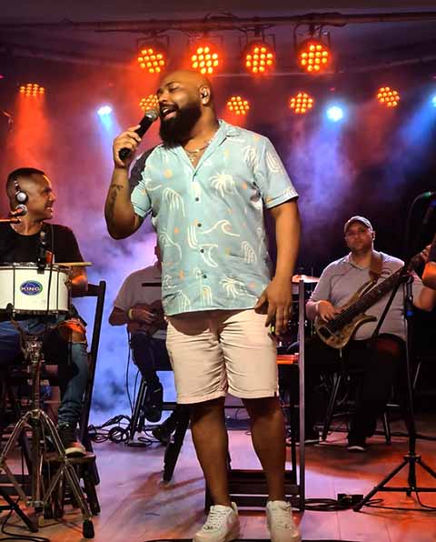 Eu faço parte da comunidade nilopolitana, desde que nasci, moro aqui. É uma responsabilidade e uma grande honra ser o sucessor de alguém tão importante pro carnaval como o Neguinho da Beija-Flor, afirmou.
