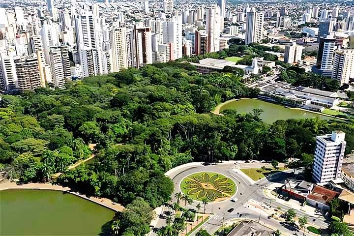Goiânia é considerada a cidade mais arborizada do Brasil e uma das mais verdes do mundo, com destaque para seus parques e áreas verdes, como o Bosque dos Buritis e o Parque Flamboyant. Veja alguns pontos turísticos da cidade que também são apreciados pelos moradores.
