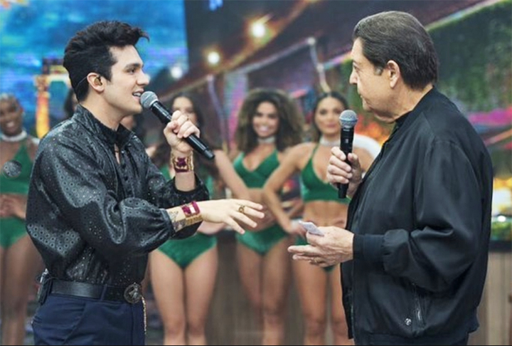 Ainda em 2009, apareceu pela primeira vez na televisão, no programa Domingão do Faustão. Já em janeiro de 2010, ele participou pela primeira vez de uma novela, interpretando ele mesmo em Malhação, da Rede Globo.