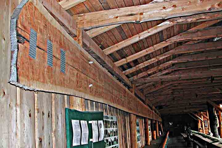 Entre elas estão a maior tábua de madeira do mundo, reconhecida pelo Guinness Book.
