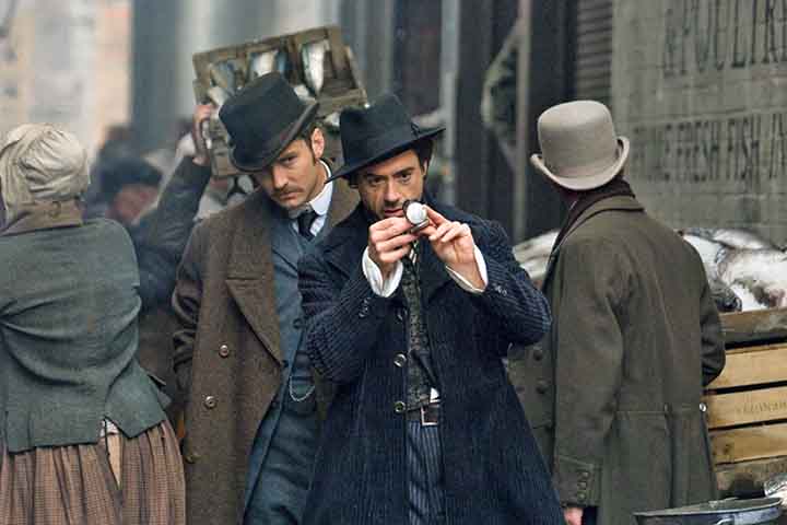 Robert Downey Jr. e Jude Law vivem Holmes e Watson em uma Londres sombria e cheia de dispositivos criativos, em uma narrativa de ação envolvente que incorpora perfeitamente o espírito do steampunk.