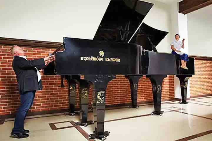 Em Szymbark, está localizado o piano mais longo do mundo, disponível para os visitantes tocarem.