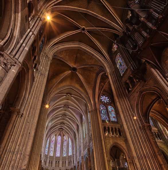 Também chamada de Notre Dame de Chartres, a catedral se tornou uma referência na arquitetura gótica da França. Quem a visita, costuma dizer que sua paisagem é misteriosa.