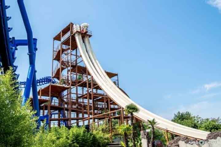 Além disso, o tipo é de inclinação dupla de alçapão de queda livre. A altura, por sua vez, é de impressionantes 32 metros. 