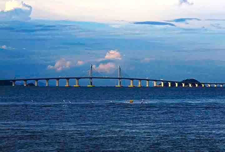 3º- A Ponte de Hong Kong-Macau-Zhuhai, na China, foi inaugurada em 2018. Com 55 quilômetros de extensão, ela é a maior ponte marítima do mundo.