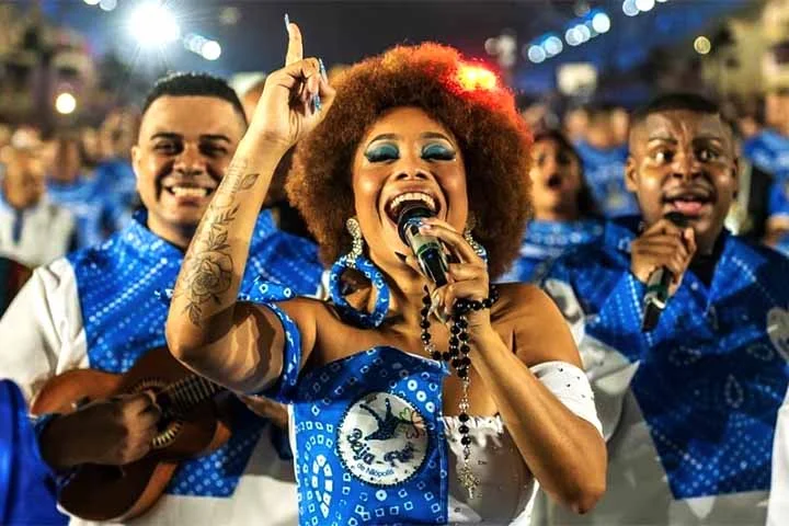 Tenho certeza que vocês da comunidade vão me ensinar muito mais e eu preciso da ajuda de vocês, da força de vocês, para entrar na Avenida e defender o legado maravilhoso do mestre Neguinho, disse Jessica.