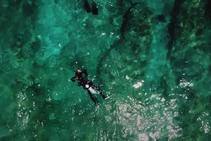 De acordo a lenda maldívia, um príncipe cingalês chamado Koimale encalhou com sua esposa, filha do rei do Sri Lanka, em uma lagoa das Maldivas e dominou a região como o primeiro sultão. 