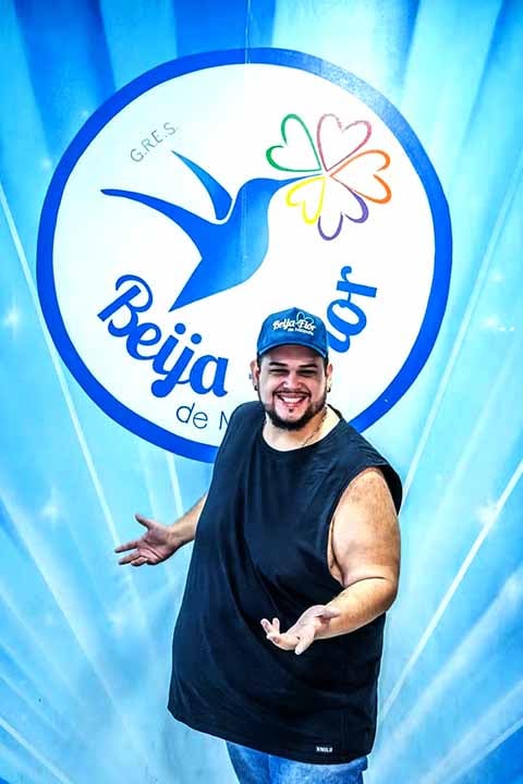 Thiago Acácio é intérprete do Jacarezinho e um dos membros do carro de som da Imperatriz. Tem 31 anos e já passou por diversas agremiações do Rio e de São Paulo, que lhe renderam prêmios. Teve passagem pela Beija-Flor em 2018.