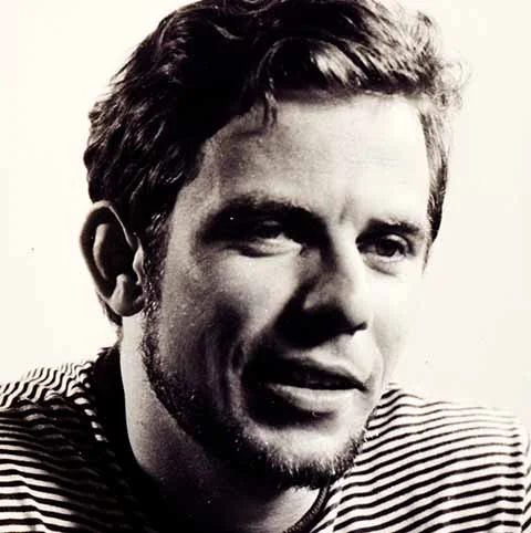 Ele foi protagonista da primeira novela exibida pela Globo, “Ilusões Perdidas”, escrita por Enia Petri, em 1965. O folhetim ainda teve no elenco nomes como Norma Blum, Leila Diniz, Osmar Prado e Emiliano Queiroz. 
