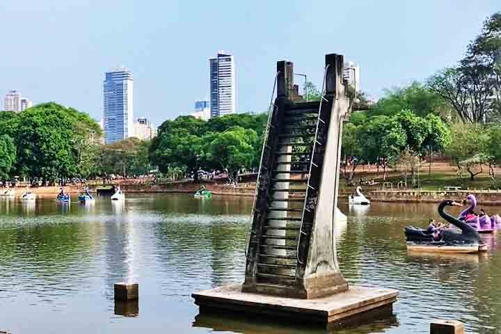 Lago das Rosas: Criado em 1941, o parque é um dos mais antigos da cidade e localiza-se no setor Oeste. Além de sua vasta área verde, possui trilhas para caminhadas e um belo lago para pedalinhos. Com uma média de 10 mil visitantes mensais, é ideal para passeios familiares.
