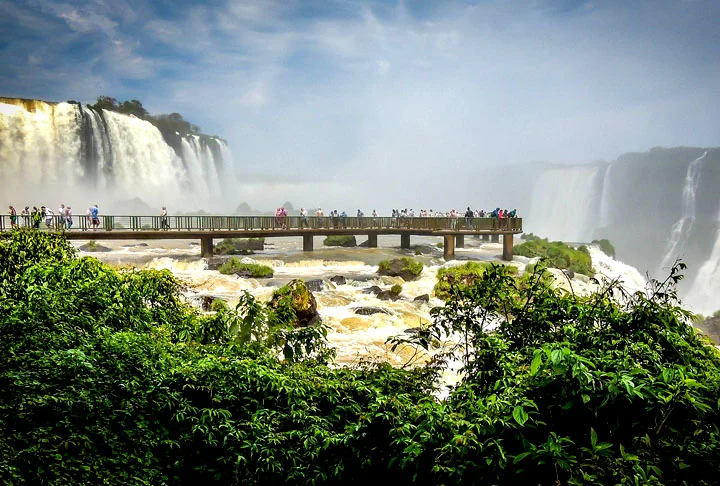 Paraná: 14,6 anos. População do estado:  11 milhões de habitantes