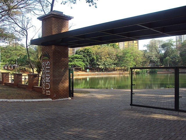 Bosque dos Buritis: Criado em 1941, é o parque mais antigo da cidade, localizado no Setor Oeste. O Bosque dos Buritis atrai moradores e turistas para caminhadas entre seus lagos, fontes e vegetação nativa. Além de ser uma área de lazer, abriga o Museu de Arte de Goiânia, recebendo cerca de 3 mil visitantes por semana.