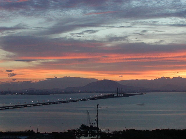 14º - A Ponte Penang fica localizada na Malásia e foi inaugurada em 1985. Com 13,5 quilômetros de extensão, ela é a maior ponte do país.