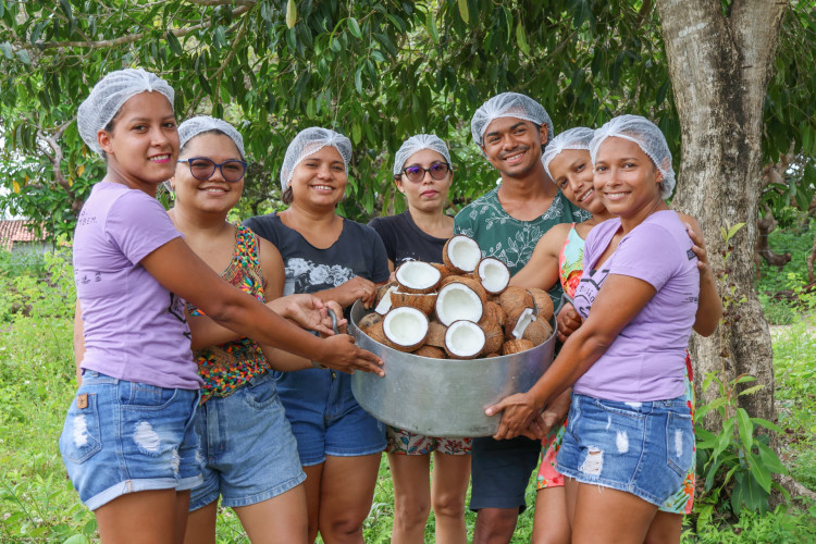 O grupo Balanço do Coqueiro é composto por dois homens e oito mulheres, em sua maioria, estudantes