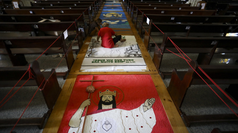 Confec&ccedil;&atilde;o dos tapetes para o Corpus Christi na Igreja do Cristo Rei