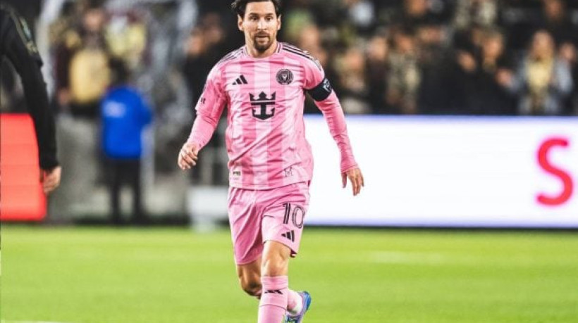 Jogador argentino usou as redes sociais para mostrar registro com ex-jogador e também mostrar camisa que ganhou