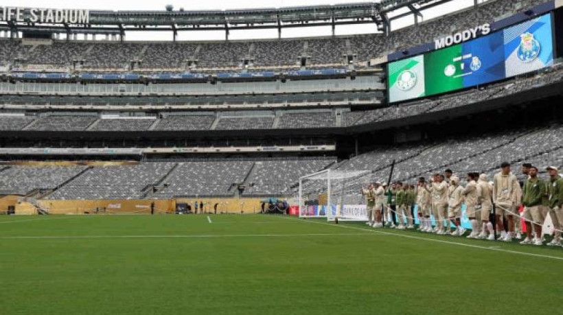 Jogadores criticaram o piso do MetLife Stadium, na estreia contra o Porto. Estádio também será o palco do duelo contra o Al-Ahly