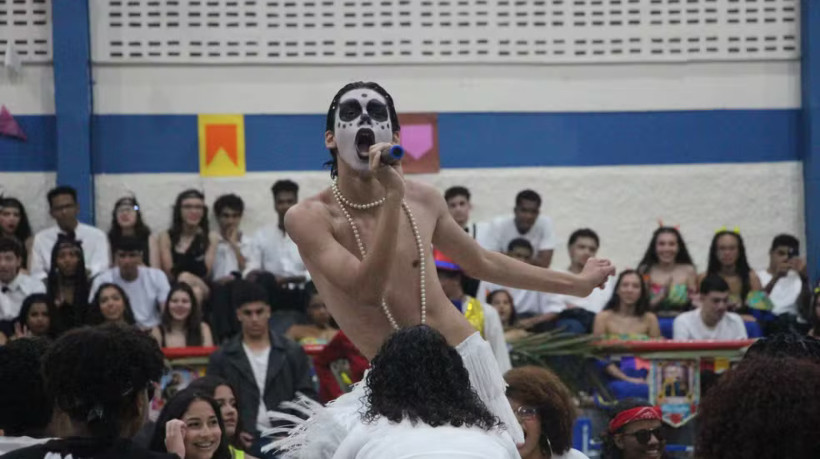 Yago Savalla, estudante do Colégio Liceu Salesiano, de Salvador, ganhou elogios de Ney Matogrosso após vídeo de apresentação viralizar nas redes sociais