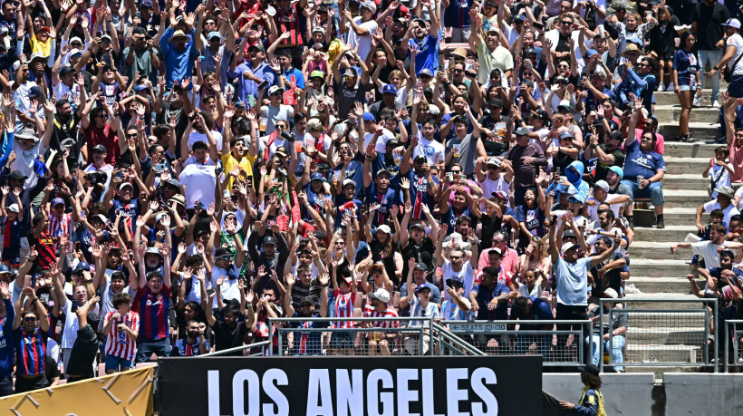 Torcedores na arquibancada do Rose Bowl no jogo PSG x Atlético de Madrid, pelo Mundial de Clubes 2025