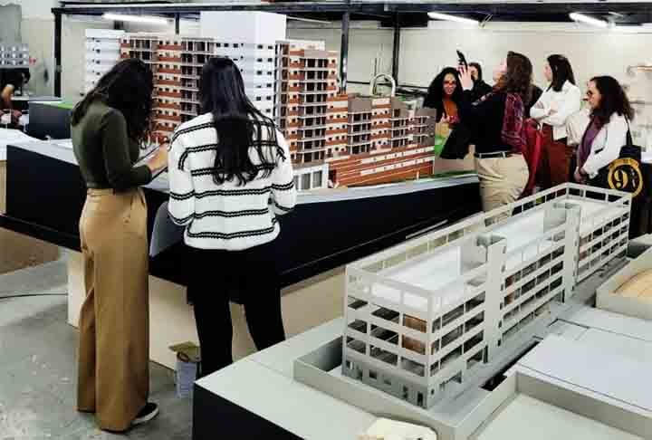Maquetes são representações em escala reduzida de um ambiente, objetos, projetos arquitetônicos, áreas urbanísticas ou sistemas. 
