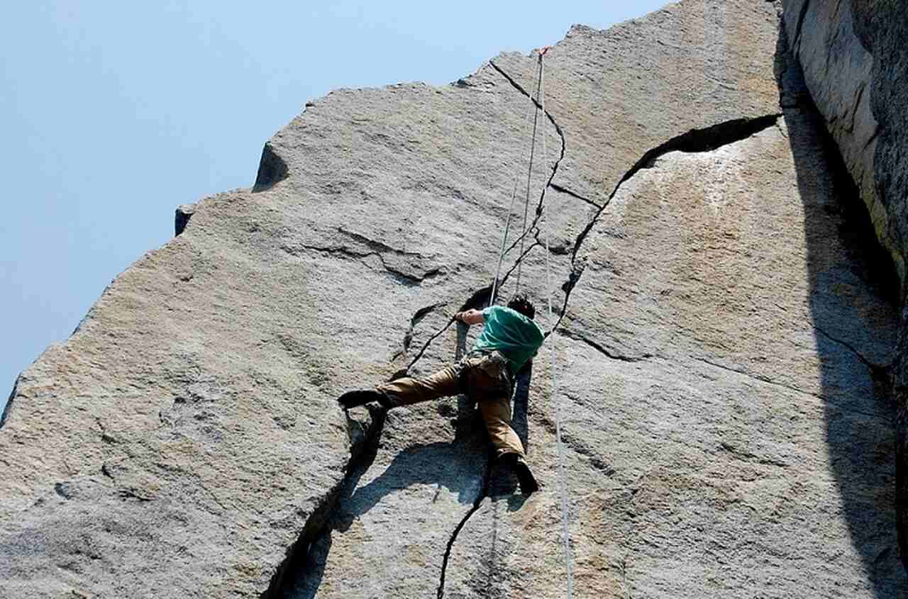 Yosemite National Park, Califórnia - Esportes: Escalada, trilhas, caiaque - Descrição: Conhecido por suas paredes de granito como El Capitan e Half Dome, Yosemite é um dos destinos mais emblemáticos para escalada e trilhas nos Estados Unidos. O parque também oferece caiaque nos rios - Melhor época: Verão (junho-setembro)