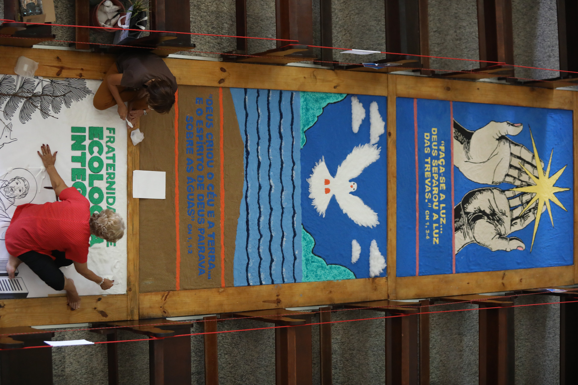 FORTALEZA-CE, BRASIL, 17.06.2025: Confecção dos tapetes para o Corpus Christi. Igreja do Cristo Rei. (Foto: Fabio Lima/ OPOVO)