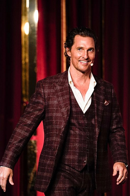Matthew McConaughey (04/11/1969) levou o Oscar de Melhor Ator por Clube de Compras Dallas (2013). É conhecido também por Interestelar (2014), O Lobo de Wall Street (2013) e a série True Detective (2014), que lhe rendeu um Emmy.