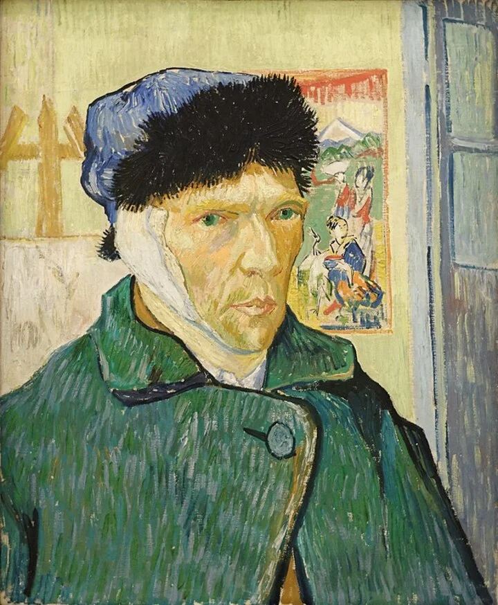 Um dos episódios mais famosos da vida de Van Gogh foi uma briga com Gauguin.. O conflito entre os dois artistas levou o holandês a cortar um pedaço da própria orelha, situação que foi tema de Autorretrato com a Orelha Cortada. 