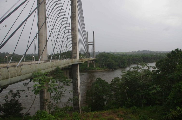 A conexão entre esses dois locais é facilitada por uma ponte que passa sobre o rio e interliga a cidade de Oiapoque à Saint-Georges-de-l’Oyapock. 