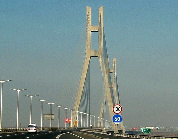 Localizada em Nanjing, capital província de Jiangsu, a Ponte de Runyang cruza o rio Yangtzé. Trata-se de uma ponte estaiada - suspensa por cabos, construída para servir de autoestrada.