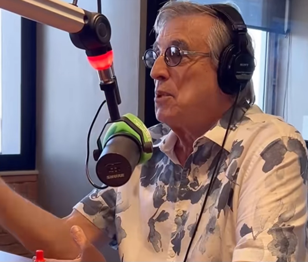 Ele afirmou que tem mais de 900 mil ouvintes mensais no Spotify, mas a renda é muito baixa nesse sistema. Se fosse na época dos CDs, eu poderia venbder pelo menos 80 mil cópias de CDs e sobreviver com isso, sendo remunerado justamente. Agora não tem mais CD. 