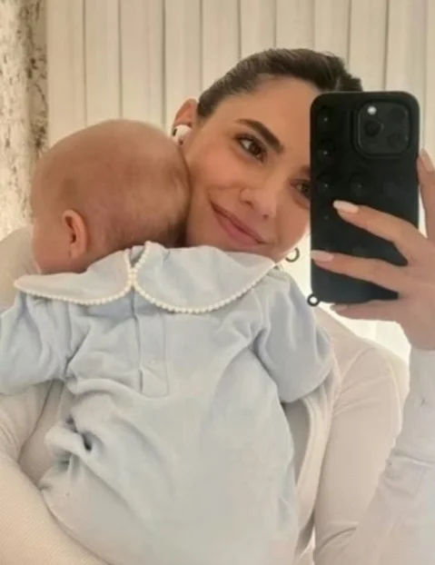 Na comemoração do mesversário de cinco meses da filha Serena, a mulher do cantor, Jade Magalhães, postou novas fotos nas redes sociais.  Cinco meses de você, minha bonequinha, escreveu ela nos stories. 

