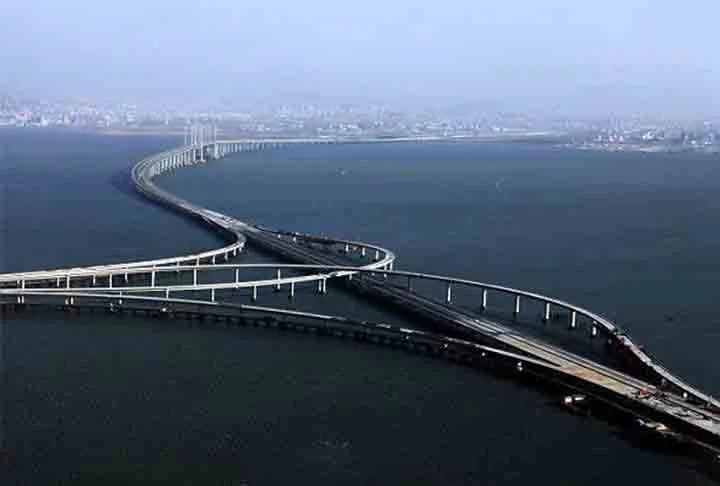 A ponte é um viaduto de 164,8 km de extensão na linha de Alta Velocidade Pequim-Xangai. Ela é uma ponte por onda passam (ou voam) trens-balas a uma velocidade média de 350 km/h.