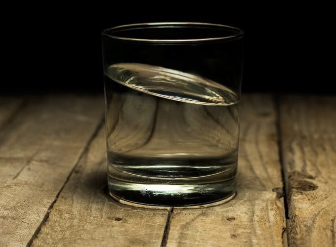 Em algumas situações pouco comuns, essa condição pode ser perigosa e até levar à morte, porque interfere no equilíbrio dos ingredientes especiais no nosso corpo, chamados eletrólitos.