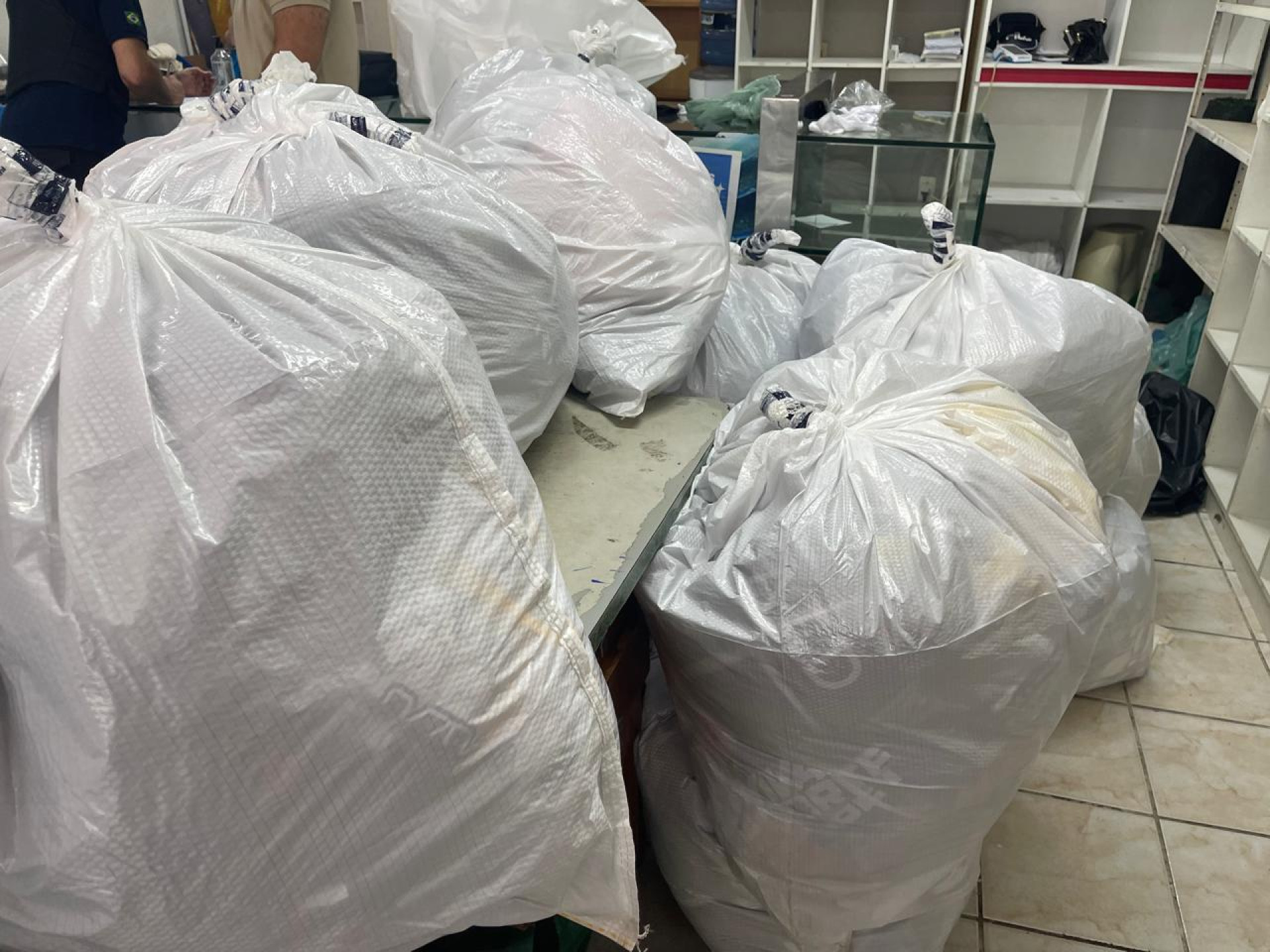 Sacos de camisas falsificadas apreendidas pela operação 