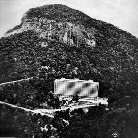 A proposta era ambiciosa: um hotel de luxo com 440 quartos, vista para o oceano Atlântico, a Pedra da Gávea e as montanhas cariocas, além de contar com um teleférico que o ligaria diretamente à praia.