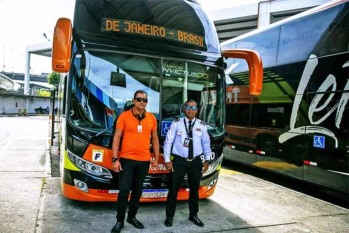 Na prática, o ônibus parte do Rio de Janeiro e segue por importantes cidades brasileiras, como São Paulo, Cuiabá, Porto Velho e Rio Branco, antes de cruzar a fronteira com o Peru.