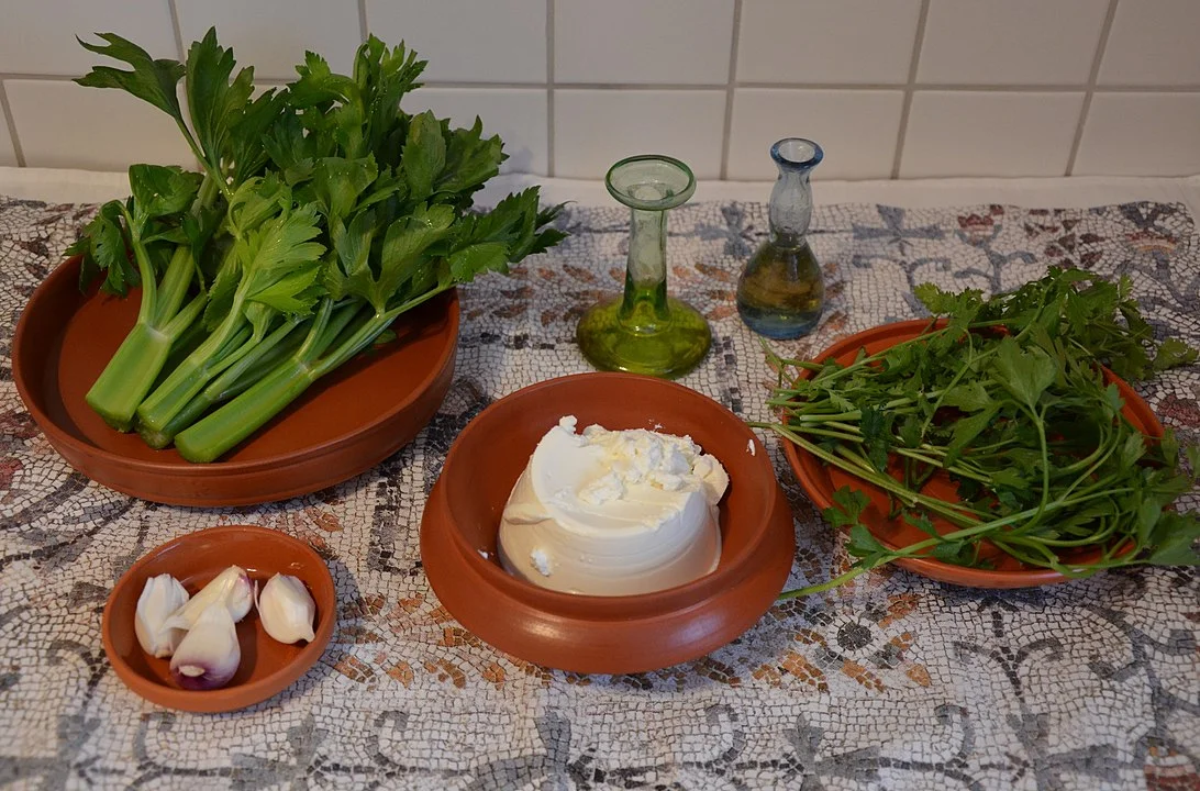 Ricotta – Produzido com o soro do leite, a ricotta tem textura granulada e sabor leve. De origem italiana, é muito usada em massas recheadas, tortas e doces.
