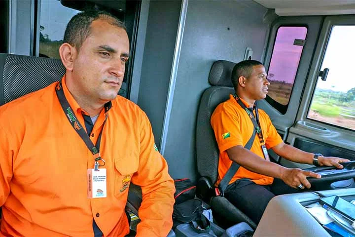 A viagem exige preparo técnico dos motoristas, que trabalham em turnos para garantir segurança. 