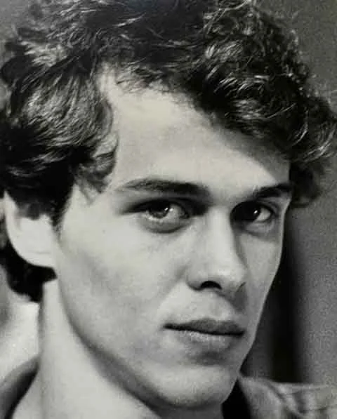 No mesmo ano, por meio de testes, fez seu primeiro filme como protagonista, A cor do seu destino (1986), de Jorge Duran. Um drama sobre os exilados chilenos durante o governo de Salvador Allende.