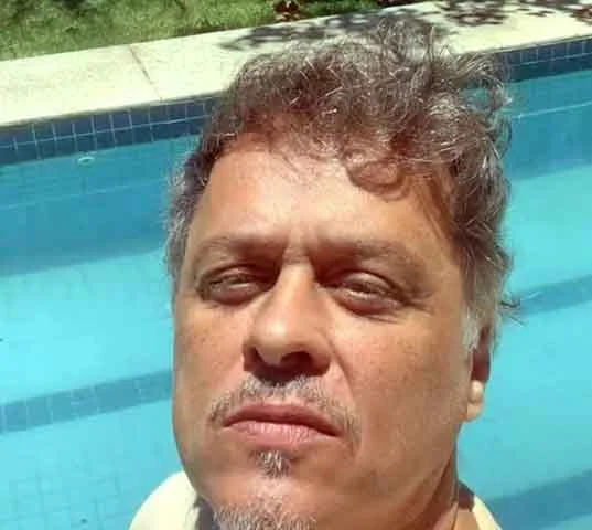 Moro há mais de três décadas na mata, muro com muro com a Floresta da Tijuca, e bichos por aqui não são novidade. Já encontrei cobra enrolada na árvore de Natal, na roda do meu carro... Preguiças, tucanos, lagartos grandes, etc, contou recentemente ao Extra.