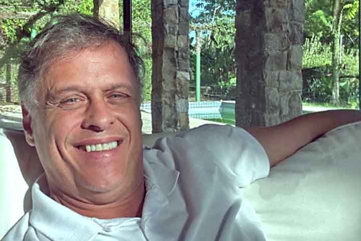 Morar em casa não é fácil, ainda mais pra alguém que não gosta de viver rodeado de empregados. Eles vêm aqui de tempos em tempos, ajudam a estabilizar a 'bagunça organizada' e a colocar principalmente o jardim em ordem. O resto eu dou conta: roupa, comida, poeira, crianças, disse.